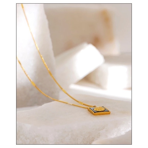 New 14K Gold Enamel Shell Necklace - Picture 2 of 3